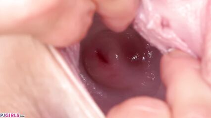 Вагинальный фистинг большого влагалища рукой крупным планом.