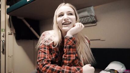 Молодая попутчица в поезде делает минет с проглотом