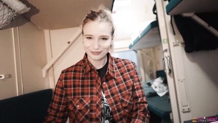 Молодая попутчица в поезде делает минет с проглотом