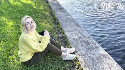 Встреча на улице со зрелой звездой виртуального секса.