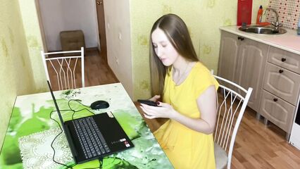 Отдала киску другу, расплачиваясь интимом за проделанною работу.