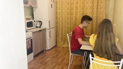 Отдала киску другу, расплачиваясь интимом за проделанною работу.