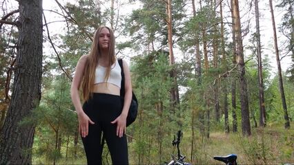 Моя любимая делает мне минет в лесу за хорошее проведенное время.