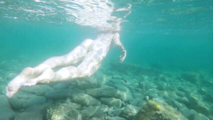Подводная морская мастурбация молодой худенькой девушки.