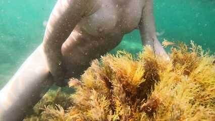 Подводная морская мастурбация молодой худенькой девушки.