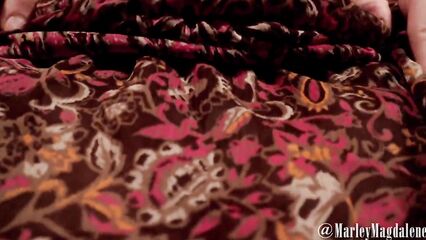 Откровенный стриптиз от очень волосатой натуралистки.