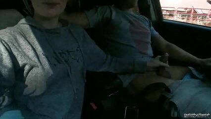Девушка сосет член и дрочит парню на ходу в автомобиле.