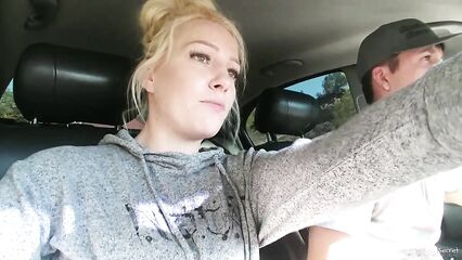 Девушка сосет член и дрочит парню на ходу в автомобиле.